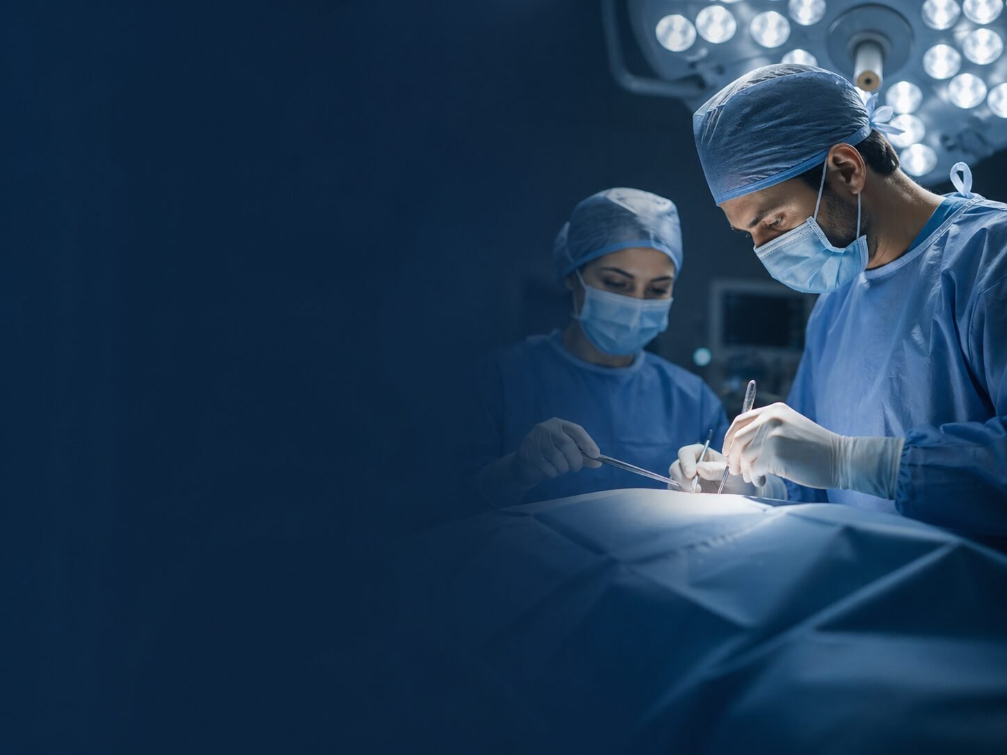 Centro cirúrgico oncológico com equipe e equipamentos de alta complexidade — cobertura obrigatória pelo plano de saúde para cirurgia oncológica integral, robótica, HIPEC e reconstrução mamária conforme Lei 9.656/98 e Súmula 102 TJSP