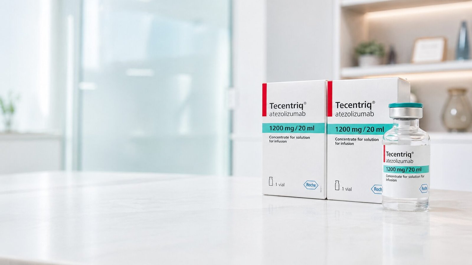 Frasco de Tecentriq (atezolizumabe) sobre mesa de escritório de advocacia — quando o plano nega, a recusa é abusiva conforme Súmulas 95 e 102 TJSP
