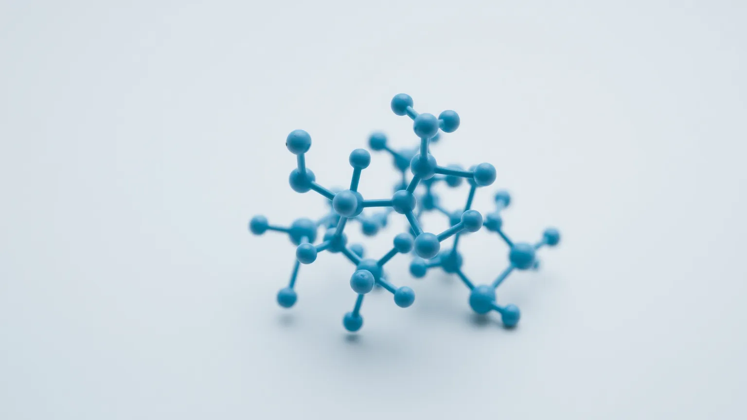 modelo molecular abstrato ilustrando o mecanismo do daraxonrasib sobre a proteína RAS